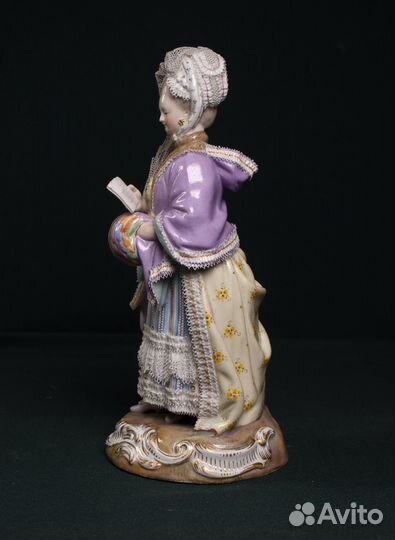 Мейсен. Статуэтка Девушка с муфтой, читающая книгу