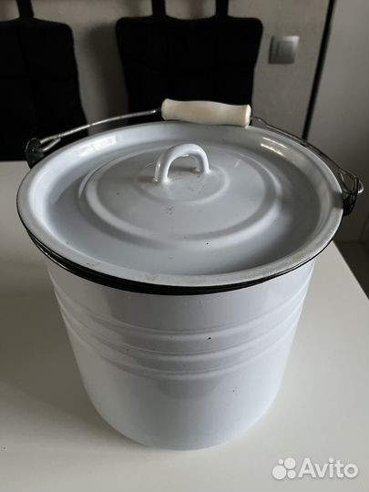 Эмалированное ведро с крышкой