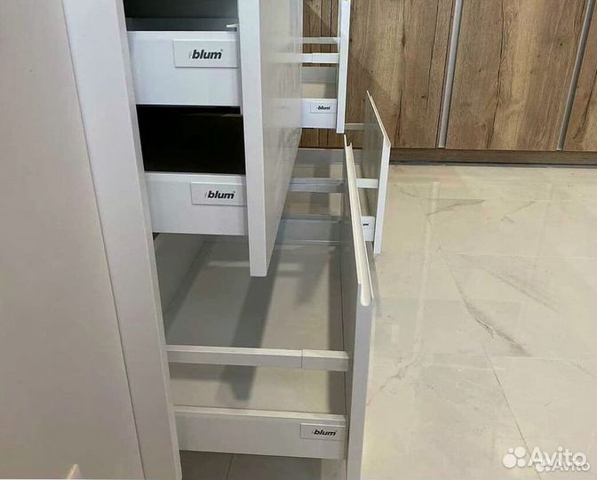 Угловой кухонный гарнитур современный