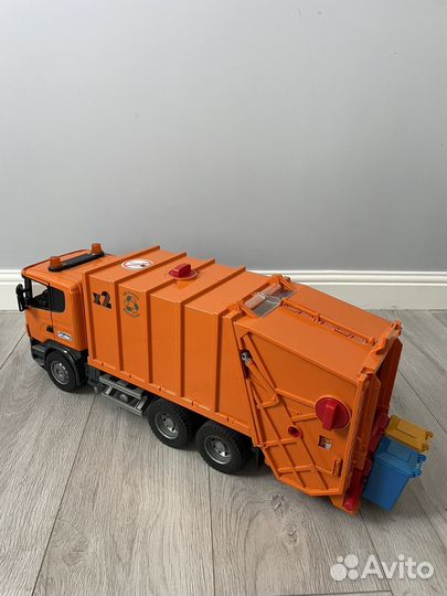 Мусоровоз bruder