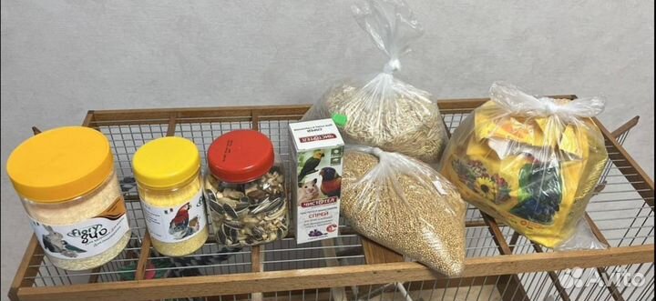 Деревянная клетка для попугая + корма