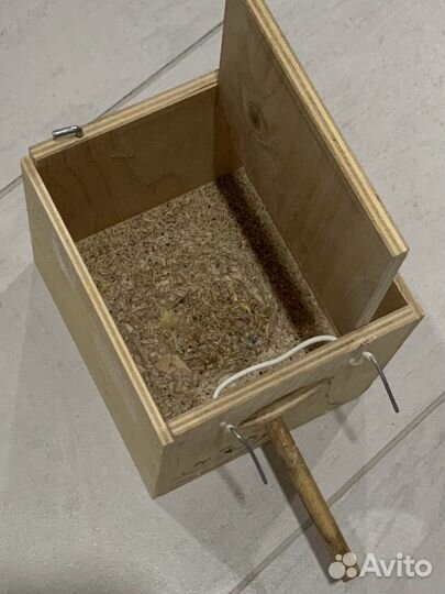 Для попугаев гнездо, песок, корм, камень