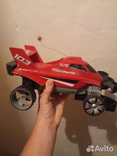 Машина амфибия,плывет,едет