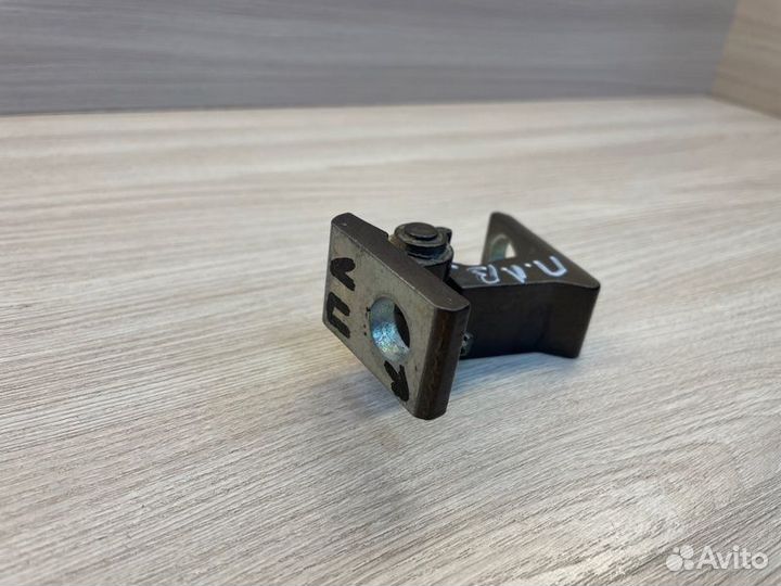 Петля двери передняя левая Skoda Rapid