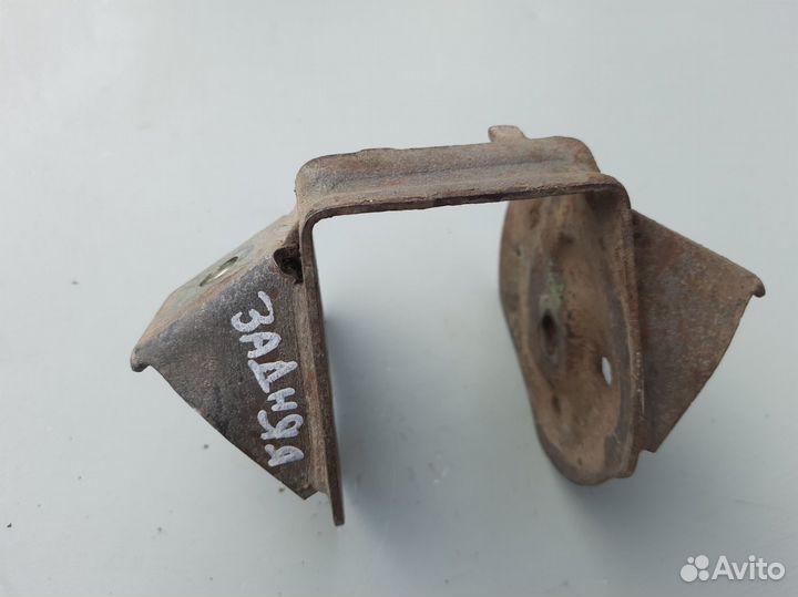 Кронштейн задней опоры Volkswagen Passat B3