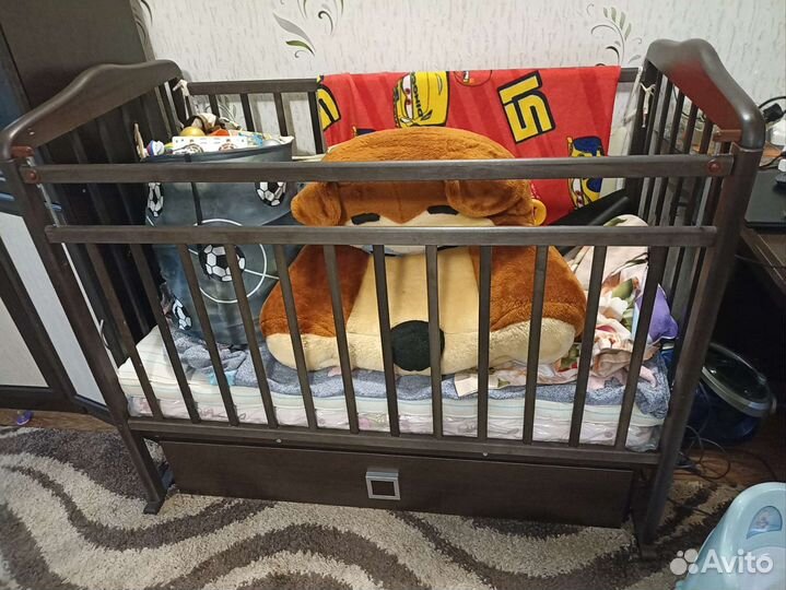 Детская кроватка с поперечным маятником