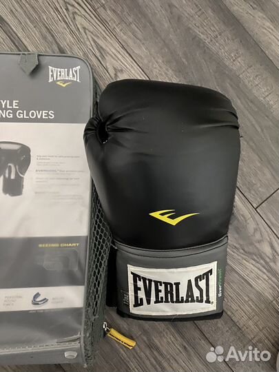 Боксерские перчатки