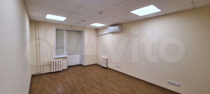 Офис с отдельным входом в густонаселенном районе