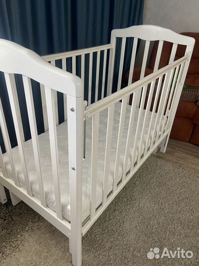 Кровать детская с маятником