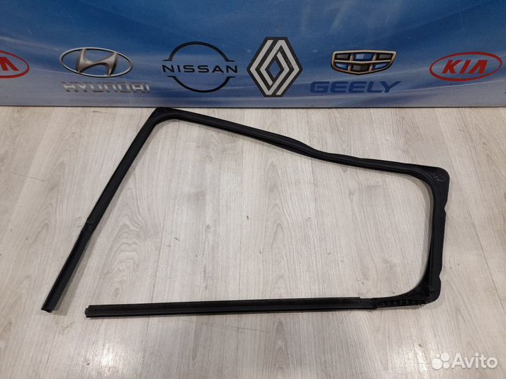 Уплотнитель зад проема стекла двери Renault sander