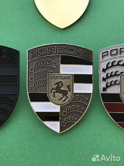 На капот и бампер эмблема оригинальная Porsche