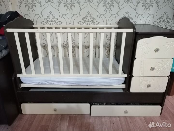 Детская кроватка с маятником