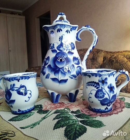 Кувшин с двумя бокалами