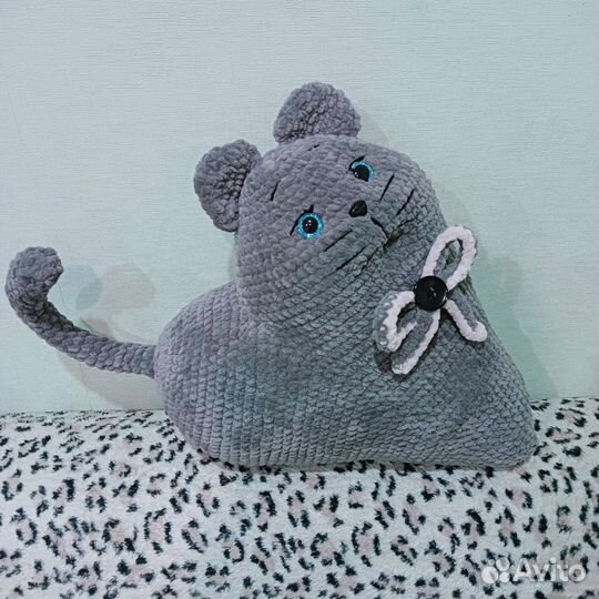 Декоративная подушка- игрушка и большие игрушки