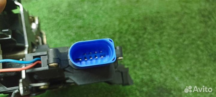 Замок двери задней правой VW Touareg 2002-2010