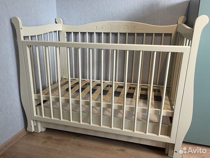 Кровать детская с маятником матрасом и бортиками