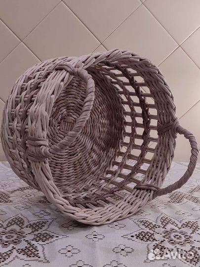 Корзина плетеная из бумажной лозы