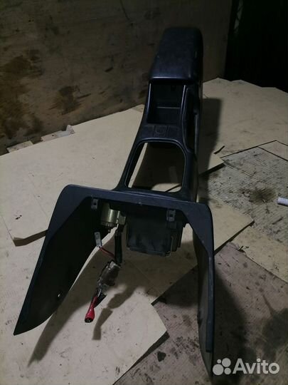 Крышка подлокотника Toyota Carina E