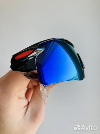 Чёрные спортивные очки с зеркальными линзами