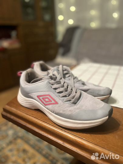 Кроссовки женские