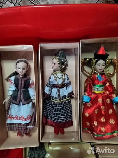 Кукла фарфоровая