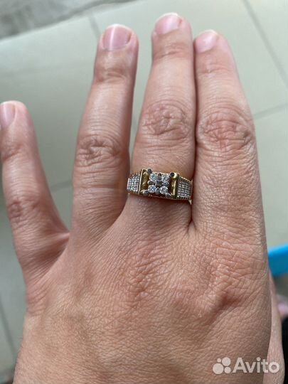 Кольцо с бриллиантом