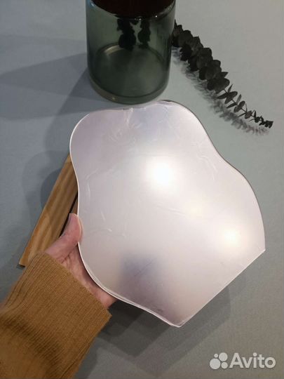 Настольно зеркало на деревянной подставке