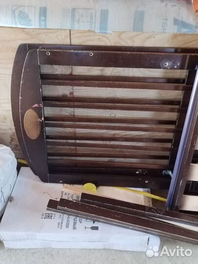 Детская кроватка с маятником