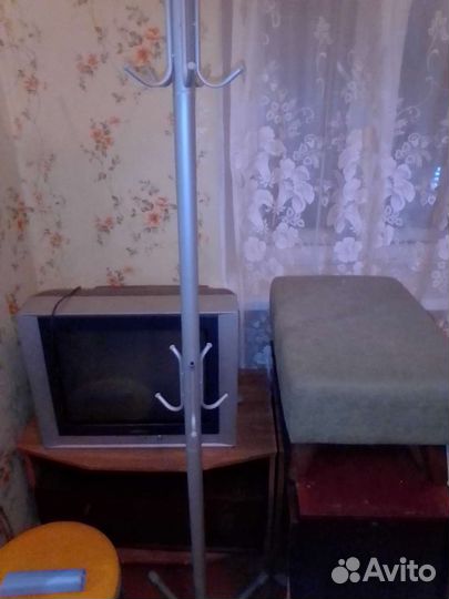 Вешалка напольная. Пуфик. Телевизор