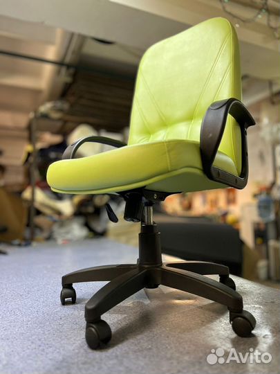 Офисное кресло