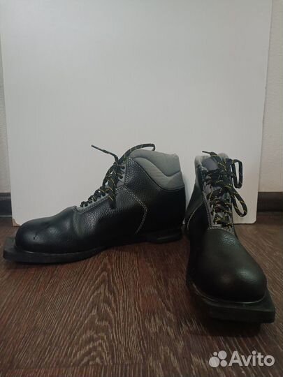 Продам лыжные ботинки 43 р и 37р