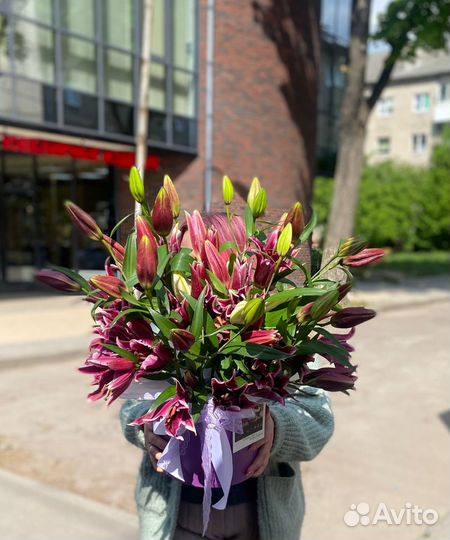 Лилии в коробке. Цветы. Доставка