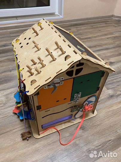 Бизиборд домик. Для ребенка