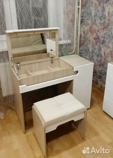 Стол туалетный с откидной крышкой