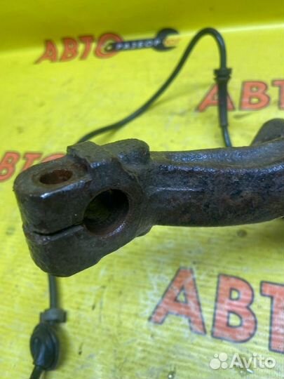 Поворотный кулак передний левый Volkswagen Passat