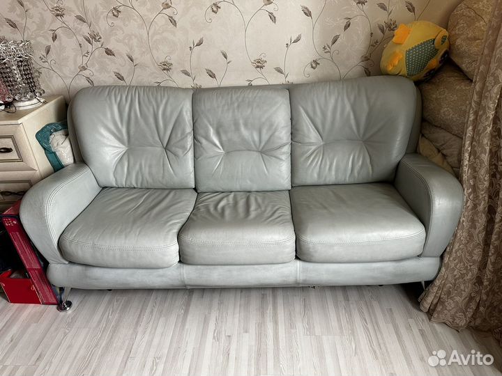 Диван прямой раскладной на ножках