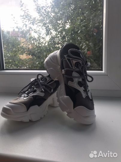 Кроссовки новые