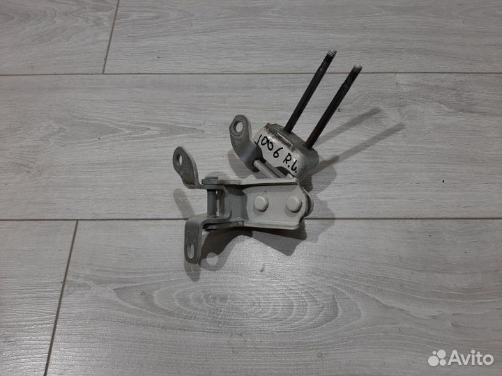 Петля двери задняя левая Toyota Mark I I JZX101