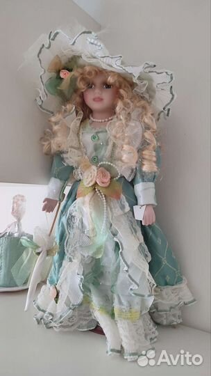 Кукла фарфоровая на подставке