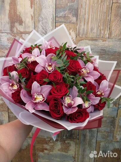 Продавец-флорист в цветочный павильон