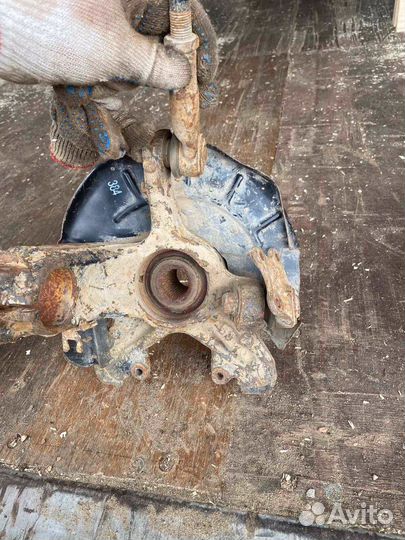 Поворотный кулак передний правый Skoda Fabia 2