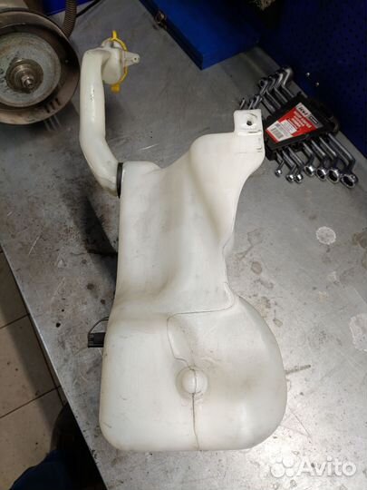 Бачок омывателя mercedes