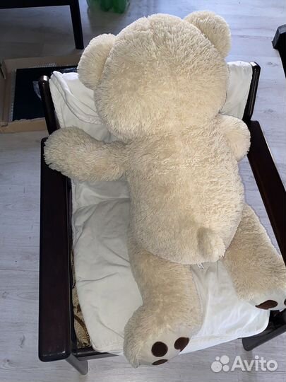 Большой плюшевый медведь
