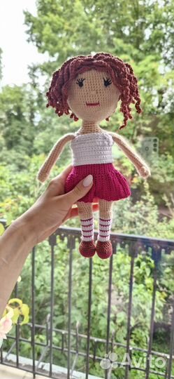 Вязаная кукла с кардиганом и юбкой ручной работы