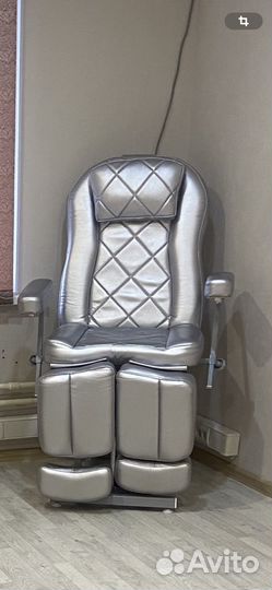 Педикюрное кресло, стол маникюрный