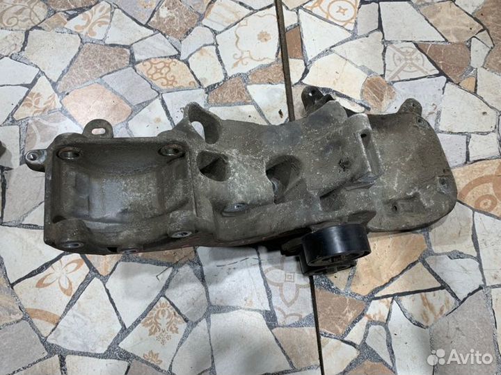 Кронштейн генератора Renault Logan седан 1.6