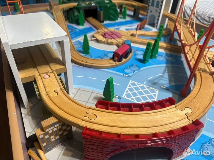 Игровой стол с железной дорогой ELC