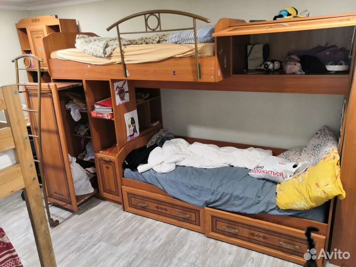 Двухъярусная кровать, стол, шкаф и комод