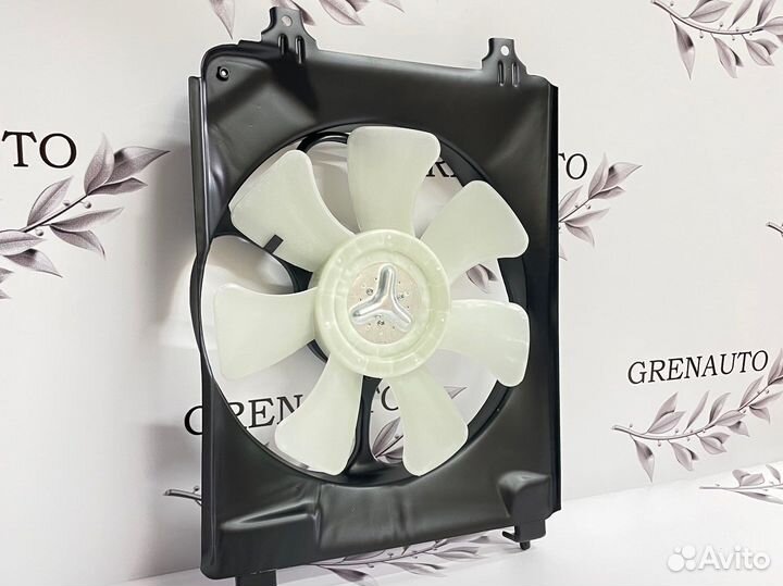 Диффузор радиатора правый Тайвань Honda Civic 8 4D