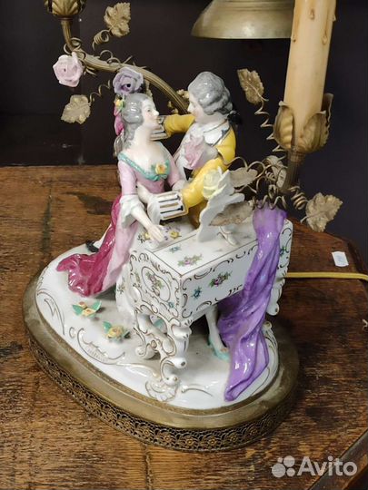 Лампа настольная статуэтка фарфоровая
